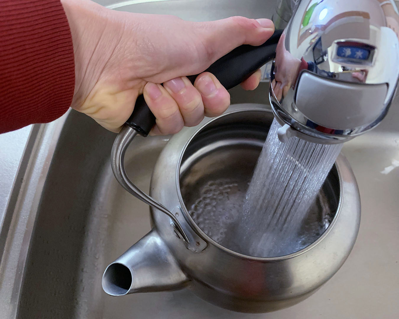 やかんに浄水を入れる