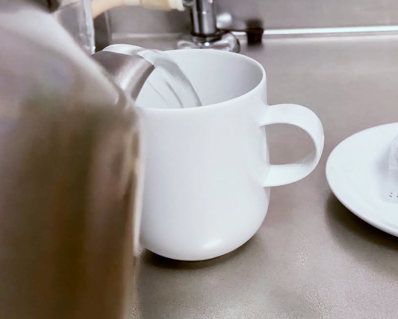 マグカップに熱湯を注ぐ
